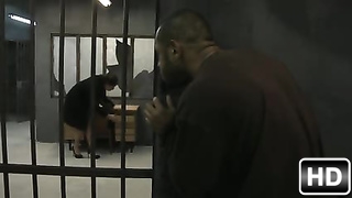 Черный узник нападает на бабу в тюрьме!